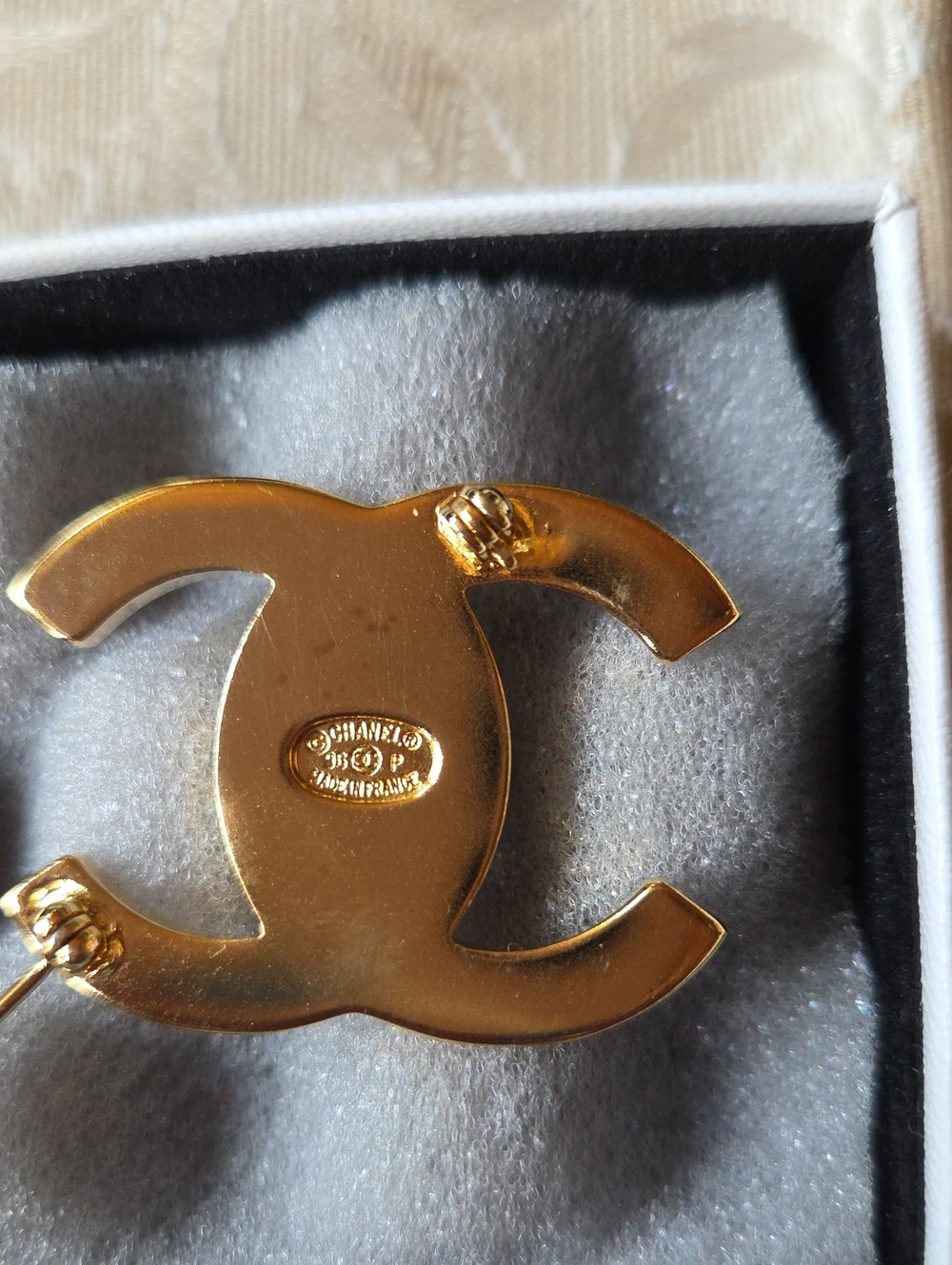 CHANEL Turnlock Gold CC Logo Brooch - Picture 5 of 5